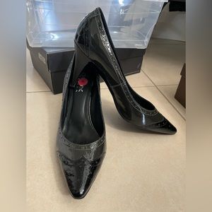 Geox black patterned pumps